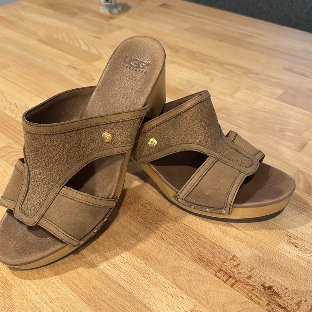 UGG‎ Australiaa Women's Tan Sandals. 9.5